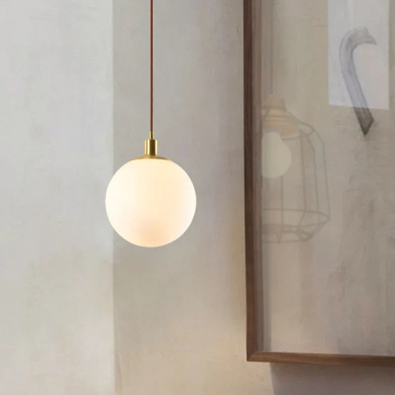 suspension minimaliste en laiton avec orbe de verre laiteux