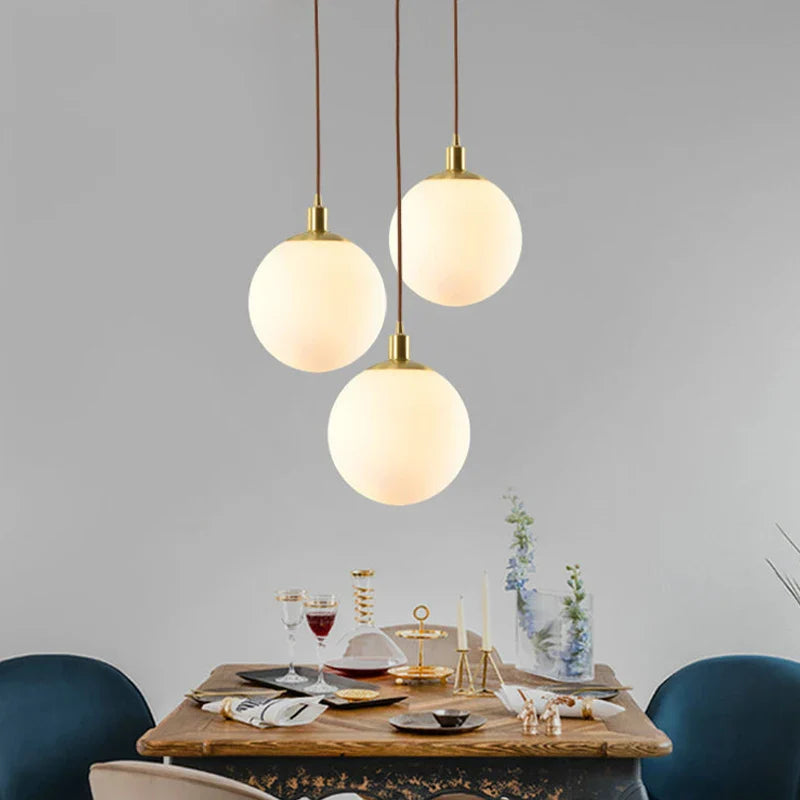 suspension minimaliste en laiton avec orbe de verre laiteux
