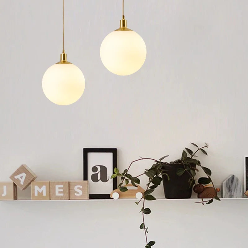 suspension minimaliste en laiton avec orbe de verre laiteux